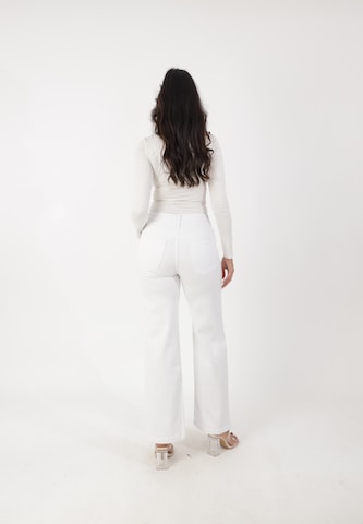 Elara Flared Jeans in White