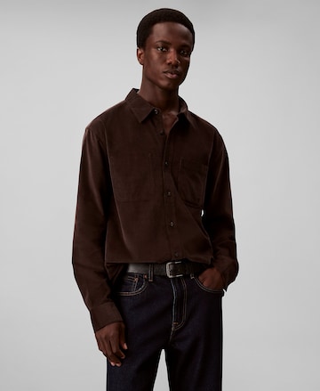 Coupe regular Chemise Calvin Klein en marron : devant