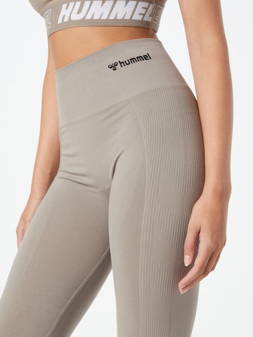 Hummel - Skinny Pantalón deportivo 'Tif' en marrón