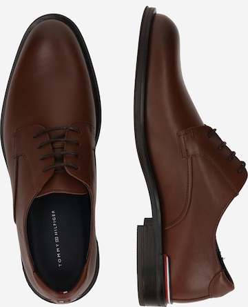 TOMMY HILFIGER - Zapatos con cordón en marrón