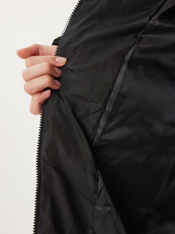 Cappotto invernale di Happiness İstanbul in nero