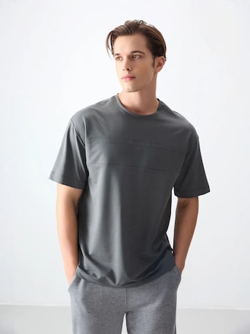 Tommy Life T-Shirts in Grau: Vorderseite