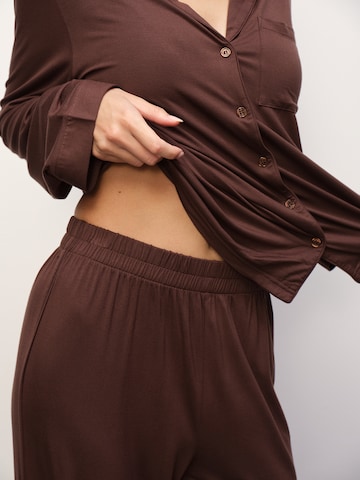 RÆRE by Lorena Rae Πιτζάμα 'Maxima' σε καφέ