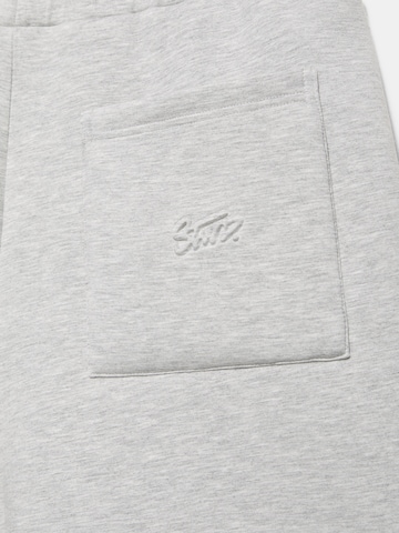 Pull&BearBaggy Hlače - siva boja