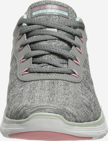 Baskets basses SKECHERS en gris