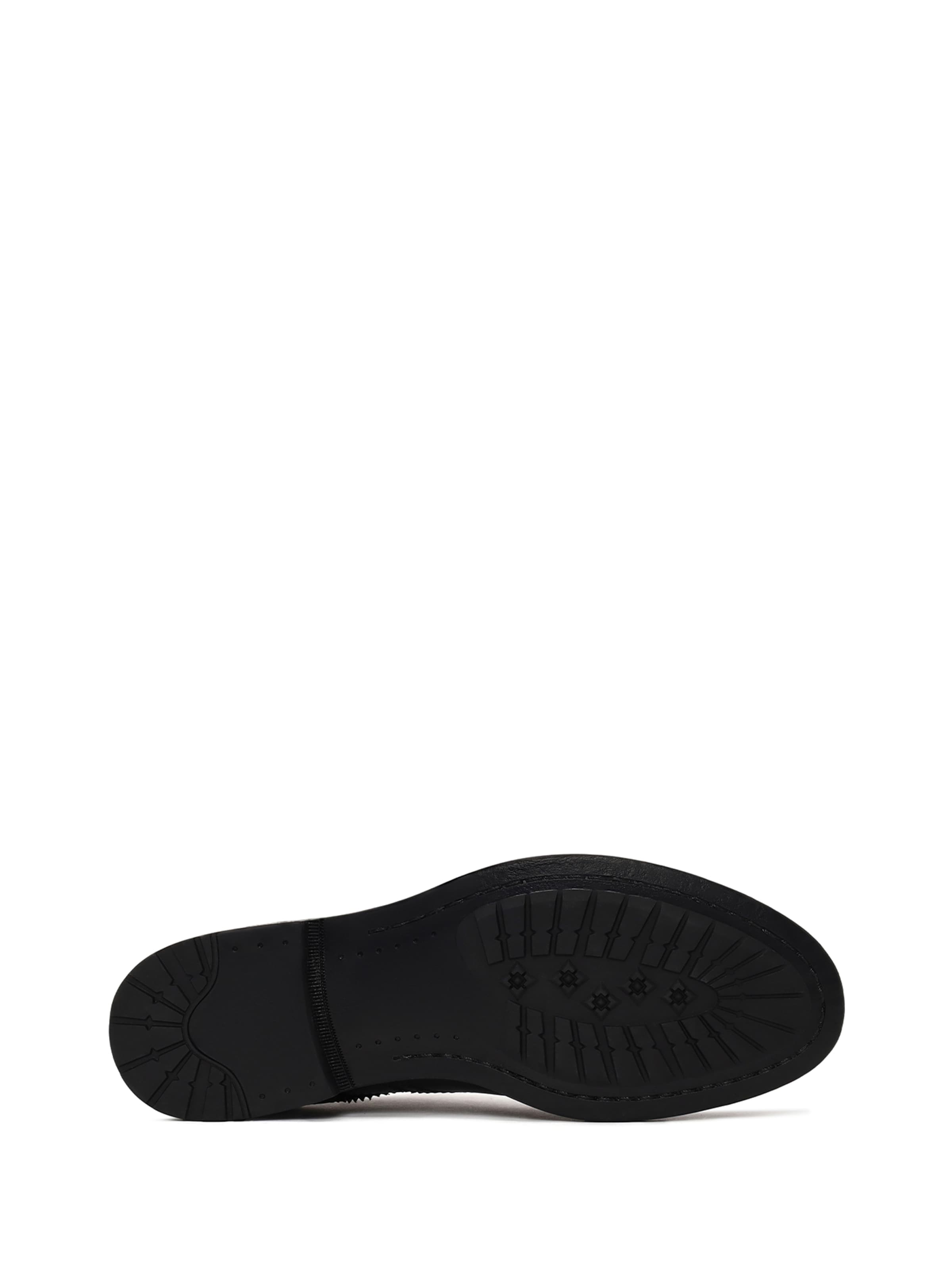 Scarpa stringata di Derimod in nero