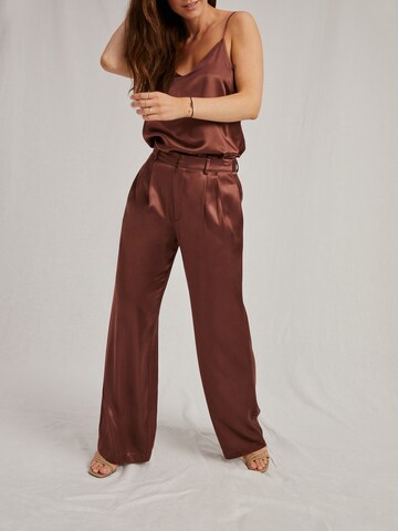 A LOT LESS Loose fit Pleat-front trousers 'Ava' in Brown: front