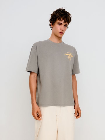 Bershka T-shirt 'PARADISE CLUB' i grå: framsida