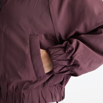 new balance - Chaqueta de entretiempo 'Woven Bomber Jacket' en marrón