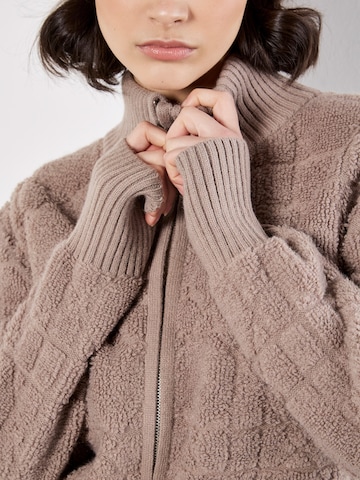 Apricot Gebreid vest ' ' in Bruin