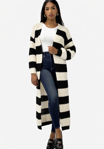 Cappotto in maglia di Elara in beige: frontale