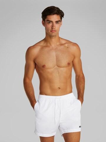 Shorts de bain 'Essentials' Calvin Klein Swimwear en blanc : devant