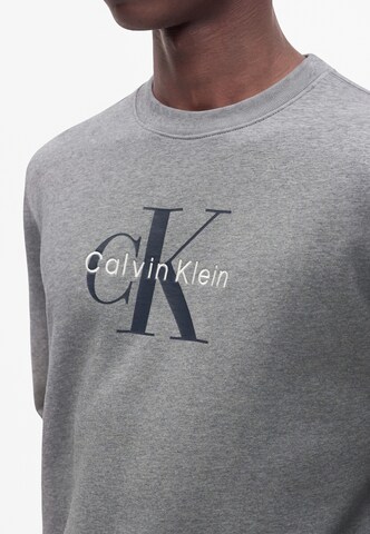 Calvin Klein Jeans Свитшот в Серый