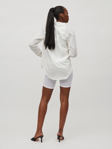 VILA Skinny Shorts in Weiß