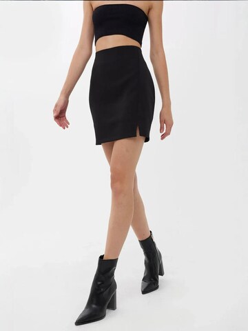 Hiccup Skirt in Black: front