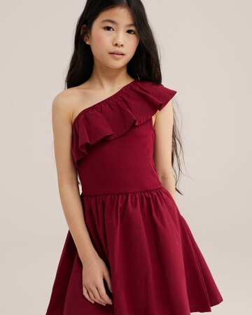 Rochie de la WE Fashion pe roșu