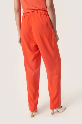 SOAKED IN LUXURY - Tapered Pantalón 'Shirley' en rojo