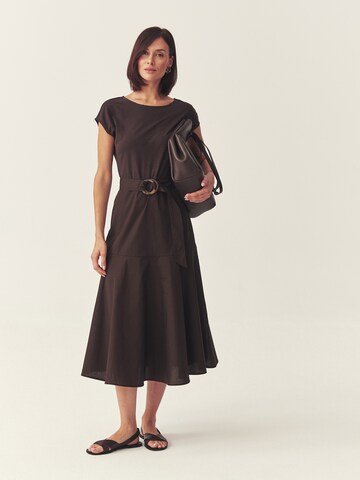 TATUUM - Vestido 'Akor' em castanho
