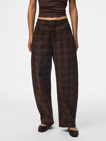 Barrel Jean 'VERA' PIECES en marron : devant