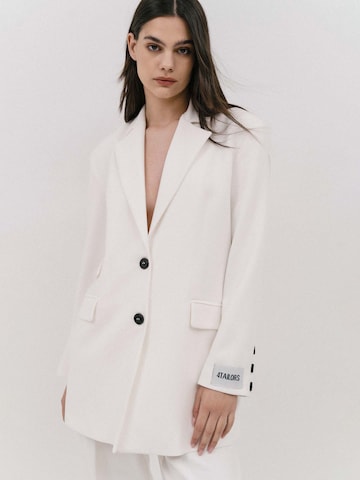 4TAILORS Blejzr – bílá: přední strana