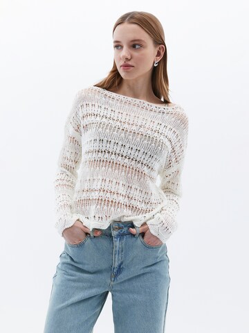 Pull-over OXXO en blanc : devant