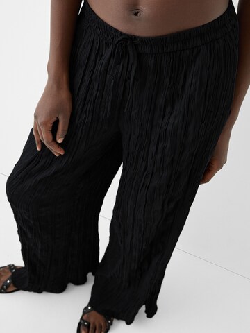 Bershka Wide Leg Housut värissä musta