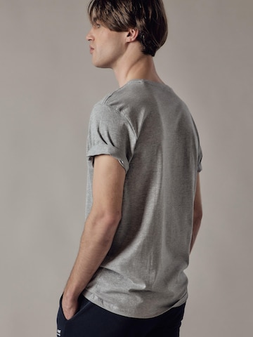 Maglietta 'T-Shirt Scollo a V' di OWN Off With Nature in grigio