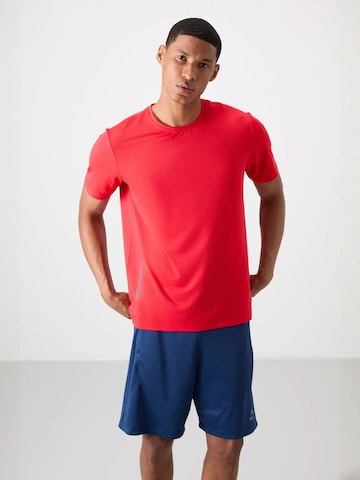 T-Shirt fonctionnel Tommy Life en rouge : devant