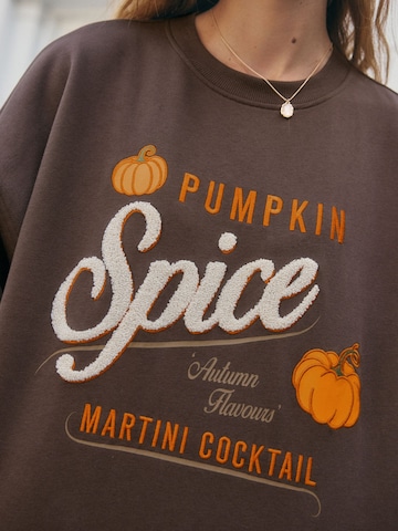 Next Tréning póló 'Pumkpin Martini' - barna