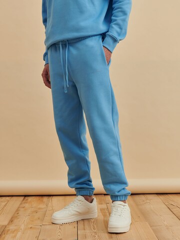 DAN FOX APPAREL Tapered Hose 'Constantin' in Blau: predná strana