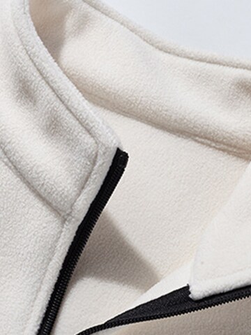 YOUTHUP Between-Season Jacket in White