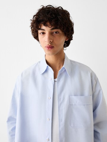 Comfort fit Camicia di Bershka in blu