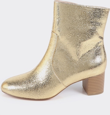 Lola CasademuntGležnjače - zlatna boja: prednji dio