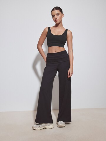 Next - Pierna ancha Pantalón deportivo en negro