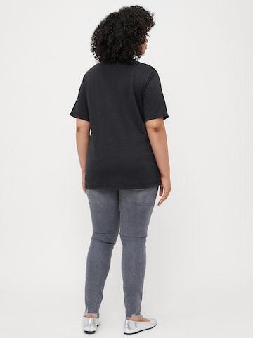 Tricou 'CAROZIAS' de la ONLY Carmakoma pe negru