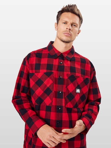 Coupe regular Chemise SOUTHPOLE en rouge