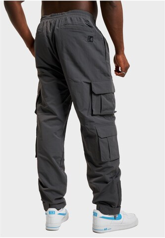 Effilé Pantalon cargo Karl Kani en gris