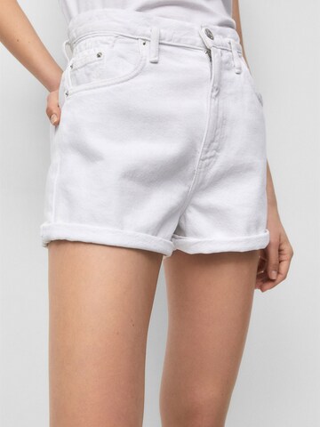 Pull&Bear Regular Shorts in Weiß