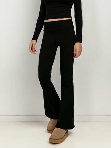 TESSITA Flared Pants in Black: front