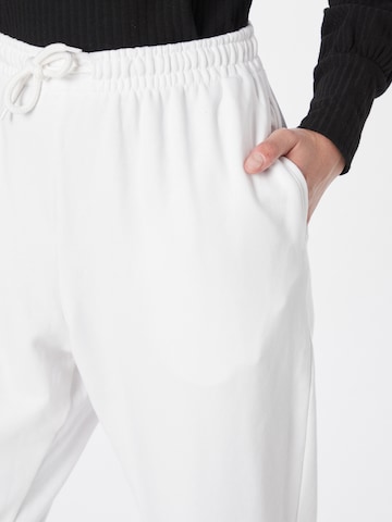 WEEKDAY Дънки Tapered Leg Панталон 'Amaze' в бяло