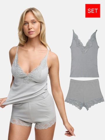 Tazzio - Pijama de pantalón corto 'F909' en gris: frente