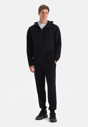 Dagi Tapered Broek in Zwart: voorkant