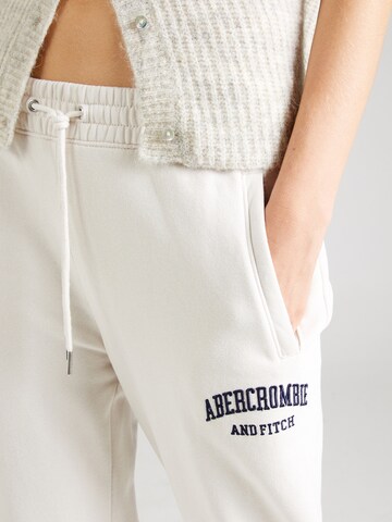 Effilé Pantalon 'ESSENTIAL SUNDAY' Abercrombie & Fitch en beige