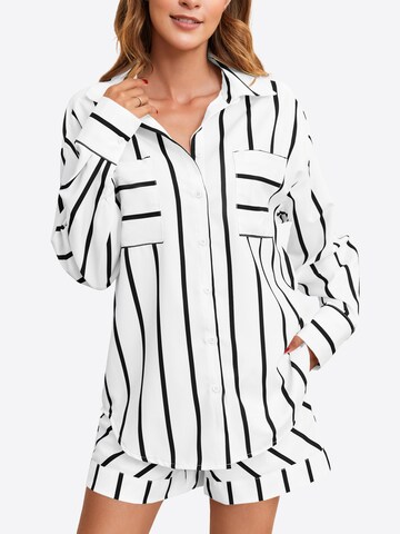 Pantaloni scurți de la Imily Bela pe alb