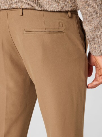 Regular Pantalon chino Les Deux en marron