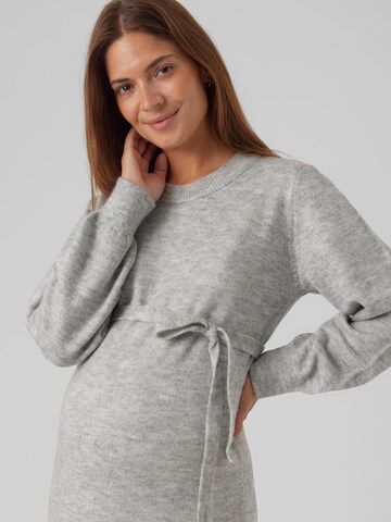 Robes en maille 'New Anne' MAMALICIOUS en gris