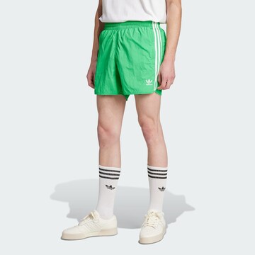 regular Pantaloni 'Adicolor Classics Sprinter' di ADIDAS ORIGINALS in verde: frontale