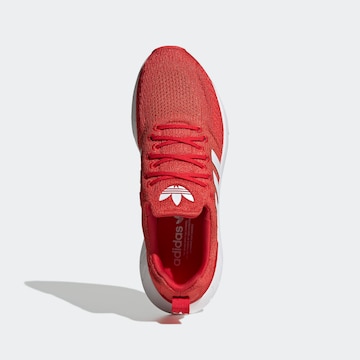 Baskets basses 'Swift Run 22' ADIDAS ORIGINALS en rouge