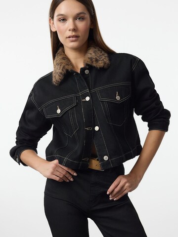 Trendyol Overgangsjakke i sort: forside