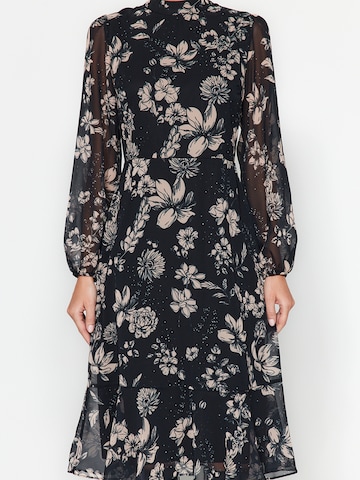 Trendyol Šaty – černá